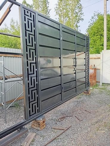 Калитки для ворот: Металлические откатные ворота с калиткой и декоративными вставками — 1