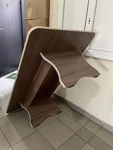 stol: В хорошем состоянии, есть один дефект (показано на фото, задели при — 2