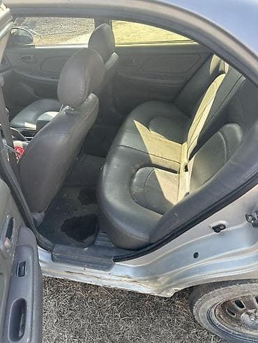 Автомобиль – седан с тканево-виниловым салоном темно‑серого оттенка