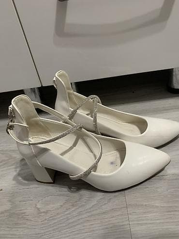Жеке буюмдар: Туфли сатылат
37 размер
Ак түстө
Кийилген
Баасы:550сом — 2