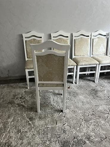 цветные барные стулья: Продаю стулья 16 штук сделано из дерева сосна продаю связи переездом! — 1
