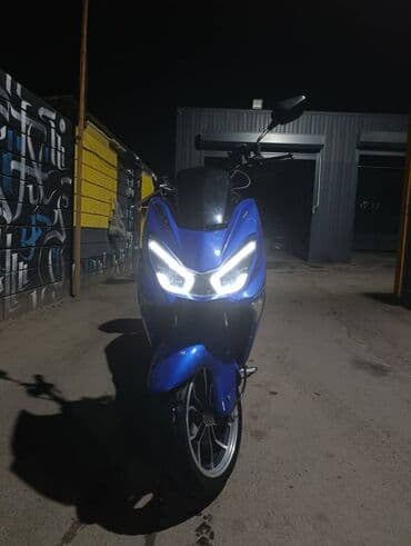 Скутер/максискутер синего цвета. 150см Расход Топлива 100на 3л Макси