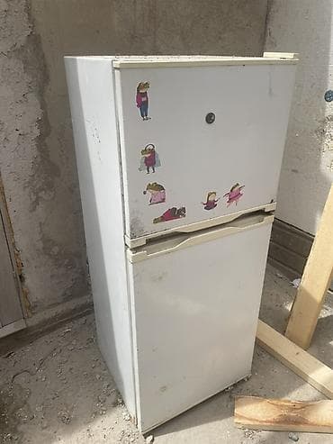 mini refrigerator: Холодильник двухкамерный, классическая компоновка: сверху морозильное — 1