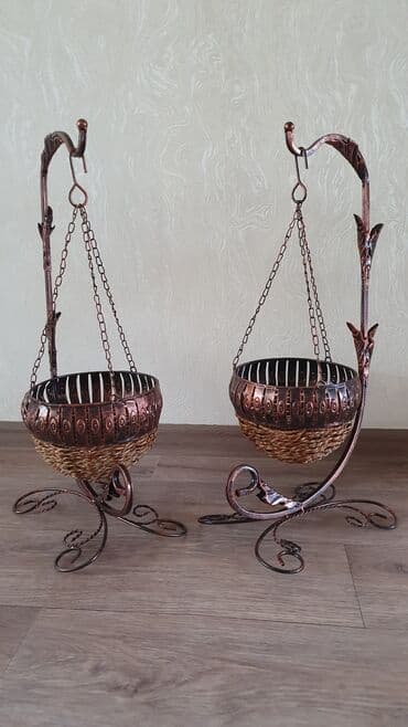 Кашпо под цветы настенные 1000 сом шт Кашпо на подставке 1800