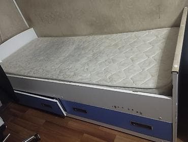 Односпальная кровать с матрасом и выдвижными ящиками. - Размер