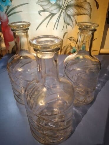 Продаю графины, с крышками. Материал: стекло. Цвет: прозрачный. Обьем