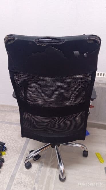 домашнее кресло: Офисное кресло, Б/у, С колесиками, цвет - Черный — 3