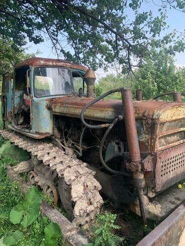 строительный вагончик бу купить: Старый гусеничный трактор. Кабина частично разукомплектована, видны — 2