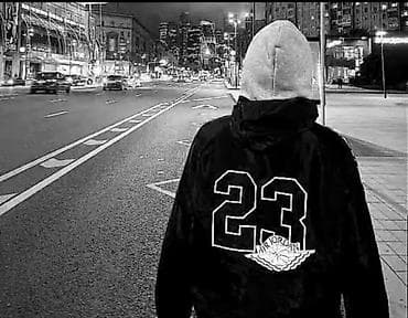 Куртка/ветровка с капюшоном Air Jordan - Дизайн: крупный вышитый at lalafo.kg Куртка/ветровка с капюшоном Air Jordan - Дизайн: крупный вышитый