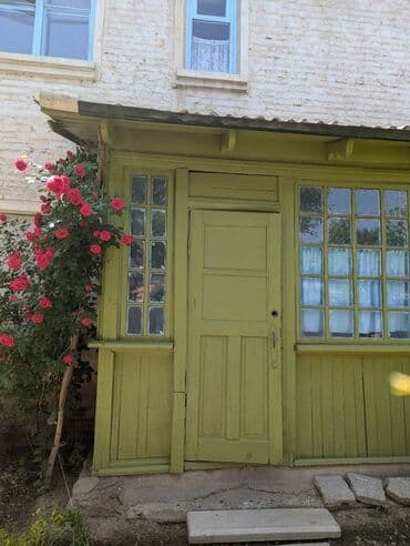 Ош облусу Кара-Суу району Отуз-Адыр айылынын борборунда 2 комнат