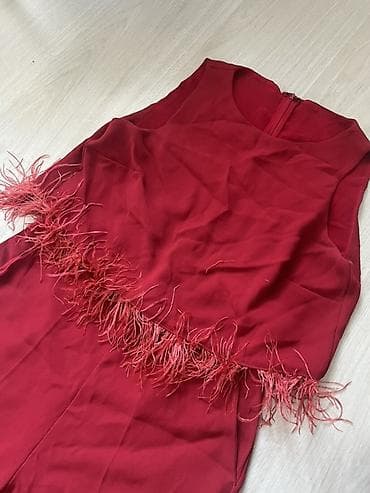 t: Красный женский комбинезон без рукавов с перьями по линии талии. - — 1