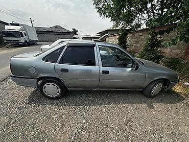 mersedes e class: Opel Vectra: 1993 г., 1.6 л, Механика, Бензин, Хэтчбэк — 2
