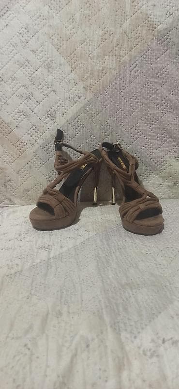 39 размер, один выход, состояние идеальное! каблук высокий! at lalafo.kg 39 размер, один выход, состояние идеальное! каблук высокий!