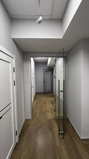 Коммерциялык мүлк: Кеңселерди ижаралоо, 105 м², Бизнес борборунда, Жабдуулары менен, Өзүнчө ашканасы менен, Өзүнчө кире бериши менен — 4