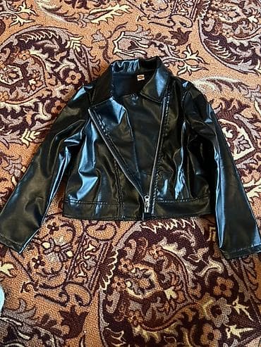 Женская куртка-косуха из черной экокожи. - Классический асимметричный