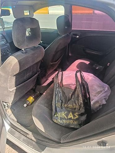 highlander platinum: Toyota Avensis: 2001 г., 1.8 л, Механика, Бензин, Хэтчбэк — 6