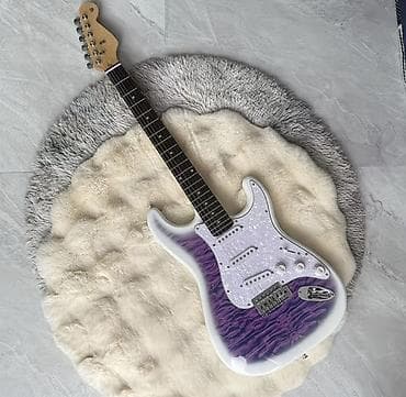 Электрогитара Strat с ярким фиолетовым градиентом на топе и белым