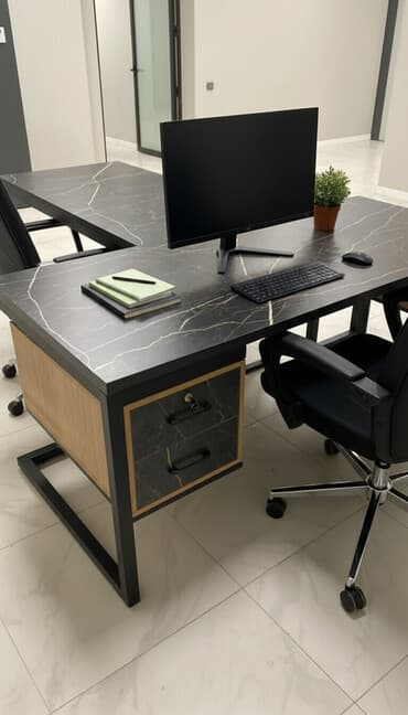 Угловой офисный стол с массивной столешницей под черный мрамор с