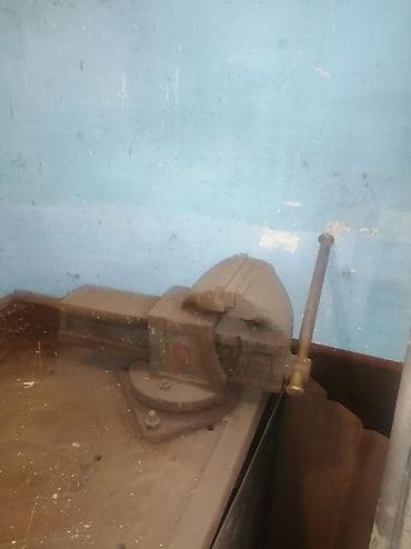 тиски для ювелиров: Металлический верстак с тисками и навесным оборудованием Описание: - — 4