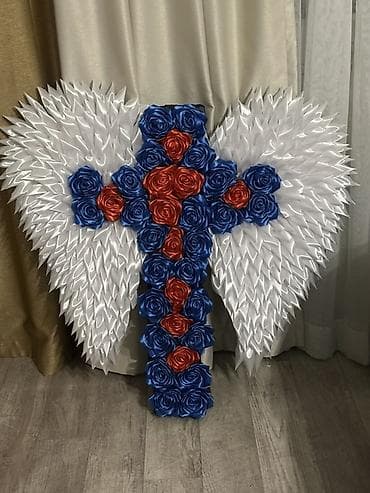 корзины для цветов: Панно/венок в виде креста с ангельскими крыльями из атласных лент. - — 4