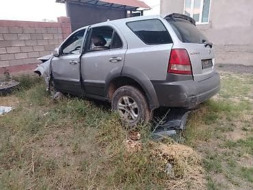битий машина: Kia Sorento (первое поколение), серебристый кроссовер 5‑дверный — 5