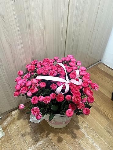 плетеный: Круглая цветочная композиция в корзине: пышный букет насыщенно‑розовых — 2