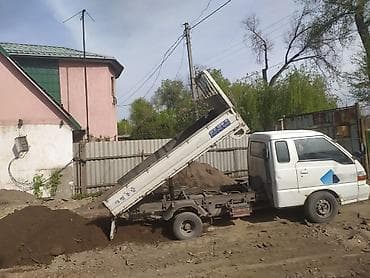 Мини-самосвал для доставки и разгрузки сыпучих материалов. -