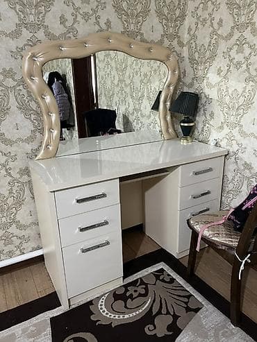 туалетные столик: Спальный гарнитур в современном глянцевом исполнении, цвет — 2