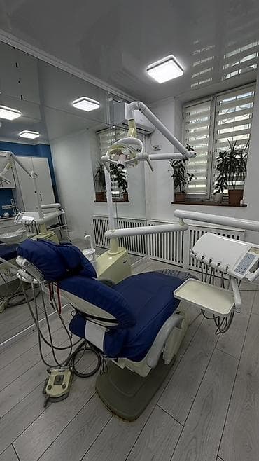 Медицинское оборудование: Стоматологическая установка с креслом и верхней/нижней подачей — 2