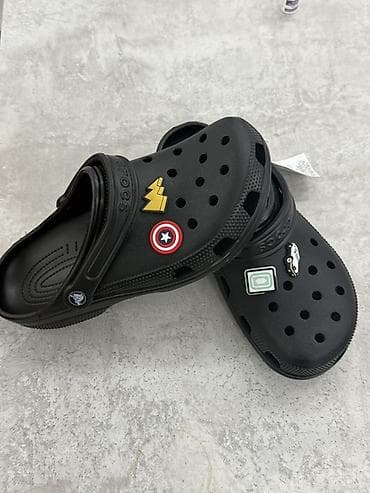 обуви: Crocs Classic, чёрные сабо с джиббитсами - Оригинальная модель: Crocs — 1