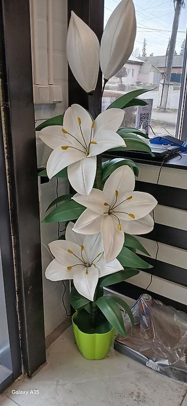 Напольная декоративная лилия гигантского размера в кашпо. Описание: -