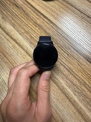 Samsung Galaxy Watch 2.Смарт‑часы с круглым корпусом и черным