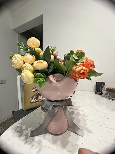 зеркало в аренду: Керамическая ваза в виде букета🫶🌷 - Высота: 20 см - Доступно в 4 — 5