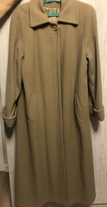 спортивное оборудование: Пальто классическое бежевого цвета 49-50 р 3000 сом Черное пальто — 1