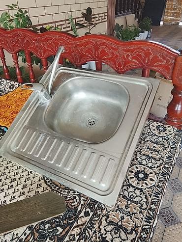 Кухонная мойка из нержавеющей стали с крылом для сушки посуды. -