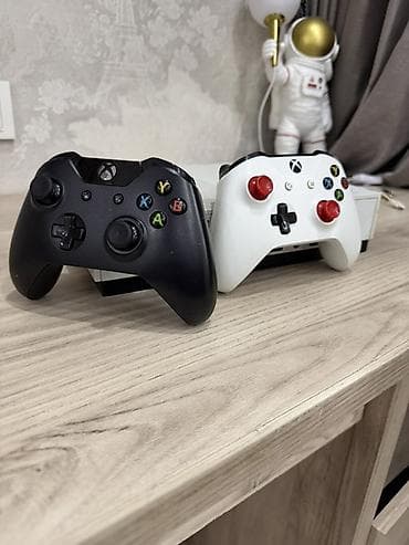 Xbox One S (белая консоль) с двумя беспроводными геймпадами