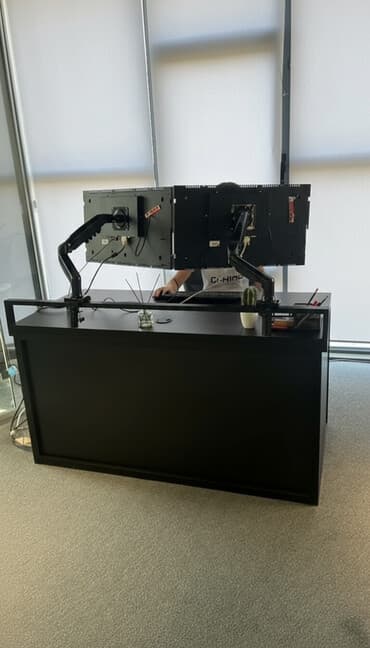 доска в офис: Представляем современный офисный стол черного цвета, идеально — 1