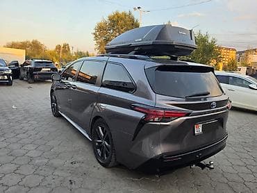 8: Toyota Sienna: 2021 г., Гибрид, Минивэн — 3