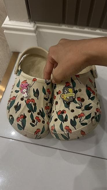 Сабо: Кроксы Crocs Classic с принтом вишни/ягод на бежевом фоне — 4