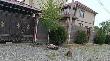 бекер уй: Двухэтажный дом с огороженным участком и коваными воротами угловое — 2