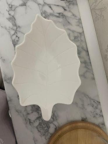 менажницы: Белая керамическая/фарфоровая менажница в форме листа. - Материал — 7