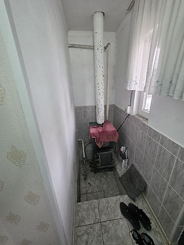 семейная баня аламедин 1: Дом с двором и хозяйственными постройками. - Планировка: прихожая — 5