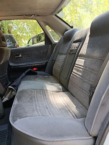 крути шторм: Mazda 626: 1988 г., 2 л, Механика, Бензин, Седан — 4
