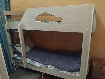 Офисная мебель: Двухъярусная кровать из ЛДСП светлого цвета. - Компоновка: два — 1