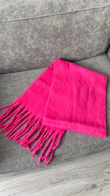 Яркий, теплый шарф цвета фуксия Цена - 800 сом Новый