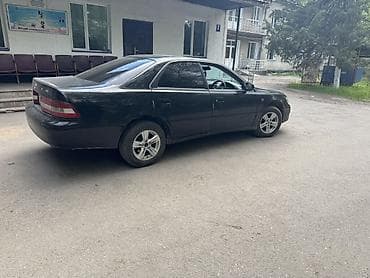 Седан темного цвета, 4-дверный, классический кузов. Основные