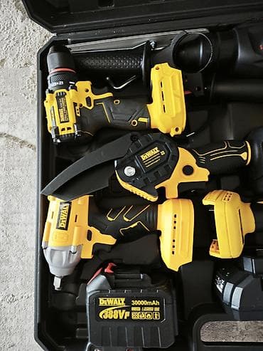 инструменти: Аккумуляторный набор электроинструментов DEWALT в прочном кейсе — 3