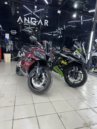 cbr: Спортивный мотоцикл Honda CBR (серия 600RR) в темно‑бордовом цвете с — 3