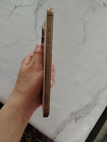 am 4: IPhone 16 pro max в золотистом цвете с плоскими гранями и двумя — 3