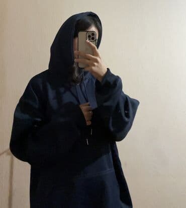 Теплая стильная кофта с капюшоном 	•	Цвет: глубокий синий 	•	Материал